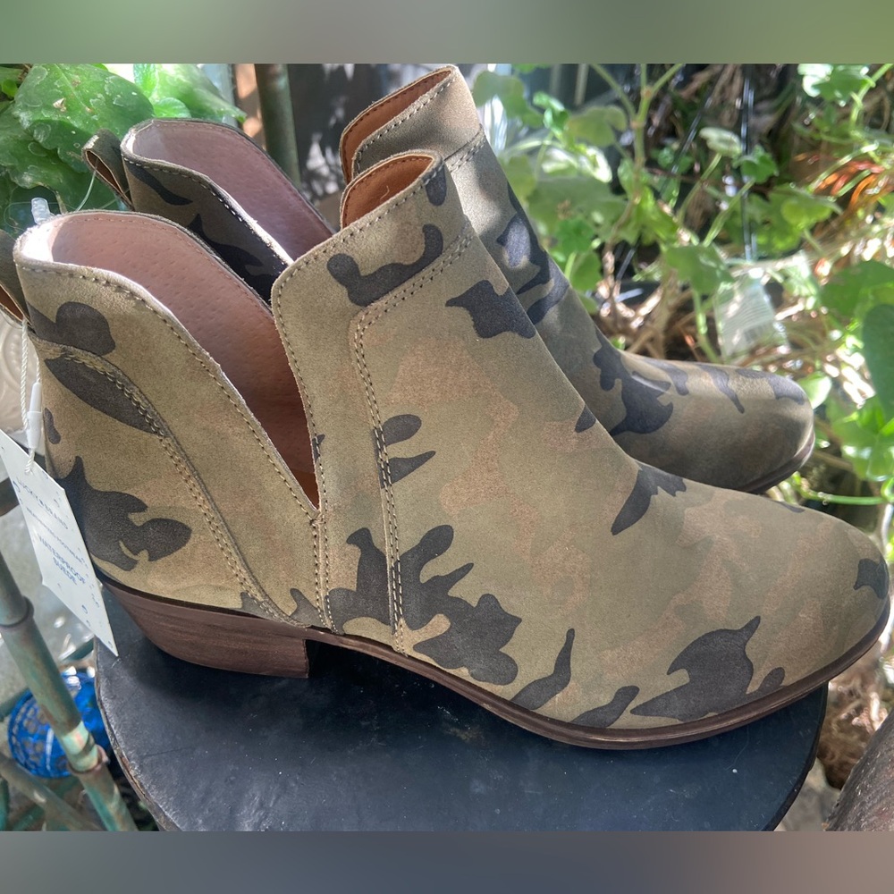 LUCKY BRAND WATERPROOF SUEDE BOOTIES. SIZE 8 1/2. NWT